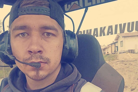 Jyri Tirroniemi ajaa kaivinkonetta kevytyrittäjänä