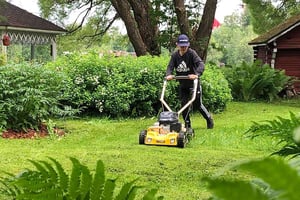 Ilja, polkeva ruohonleikkaaja, leikkaamassa asiakkaansa nurmikkoa Oulaisissa