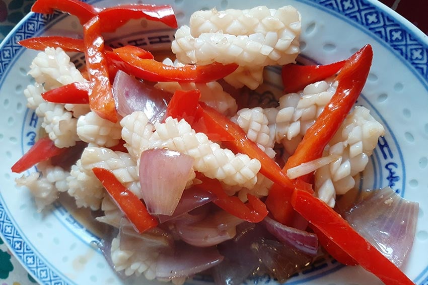 Jinin kokkailubravuuri on perinteinen kiinalainen ruoka, kuten tämä mustekala-annos.