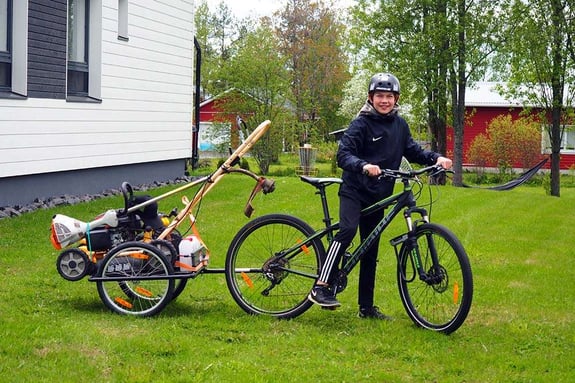 Ilja Veteläinen leikkaa kesätyönään ihmisten nurmikoita.