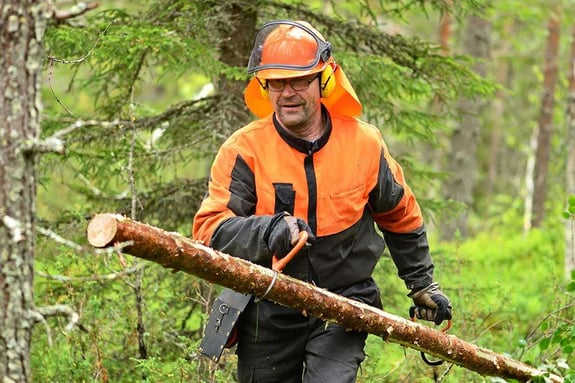 pienyrittäjä tekee metsätöitä