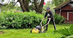 Ilja Veteläinen, polkeva ruohonleikkaaja, leikkasi asiakkaidensa nurmikot Stiga ruohonleikkurilla