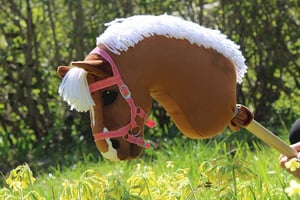 Kesäyrittäjä Unni Pieski tekee keppihevosia