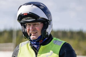 Matti Träskelin moottoripyörävarusteissa.