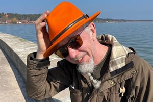 Kim Knappe istumassa rannalla olevalla kävelykadulla.