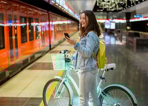 nuori-odottaa-metroa-pyoran-kanssa